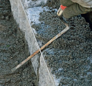 Flott hagemur i gatestein: Fugene avrundes øverst med ei fugeskje. Flott hagemur i gatestein: Fugene avrundes øverst med ei fugeskje.